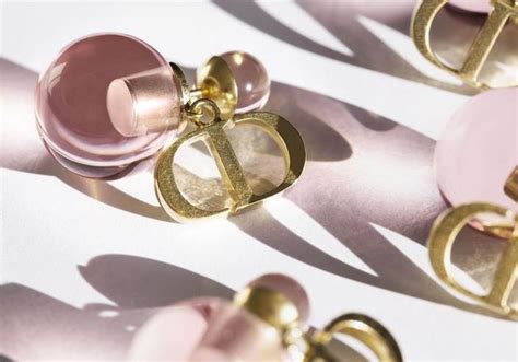 la fabrication des boucles d’oreilles Tribales de Dior 